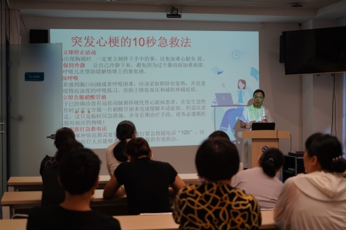 河南分公司邀請健康專家舉辦“心腦血管疾病防治與健康管理”講座，醫(yī)生深入淺出地講解了夏季血壓、血糖、血脂波動的風(fēng)險因素及科學(xué)管理策略，指導(dǎo)老年人日常飲食調(diào)節(jié)、適度運動安排和規(guī)律作息的重要性，為居民筑起健康防線。